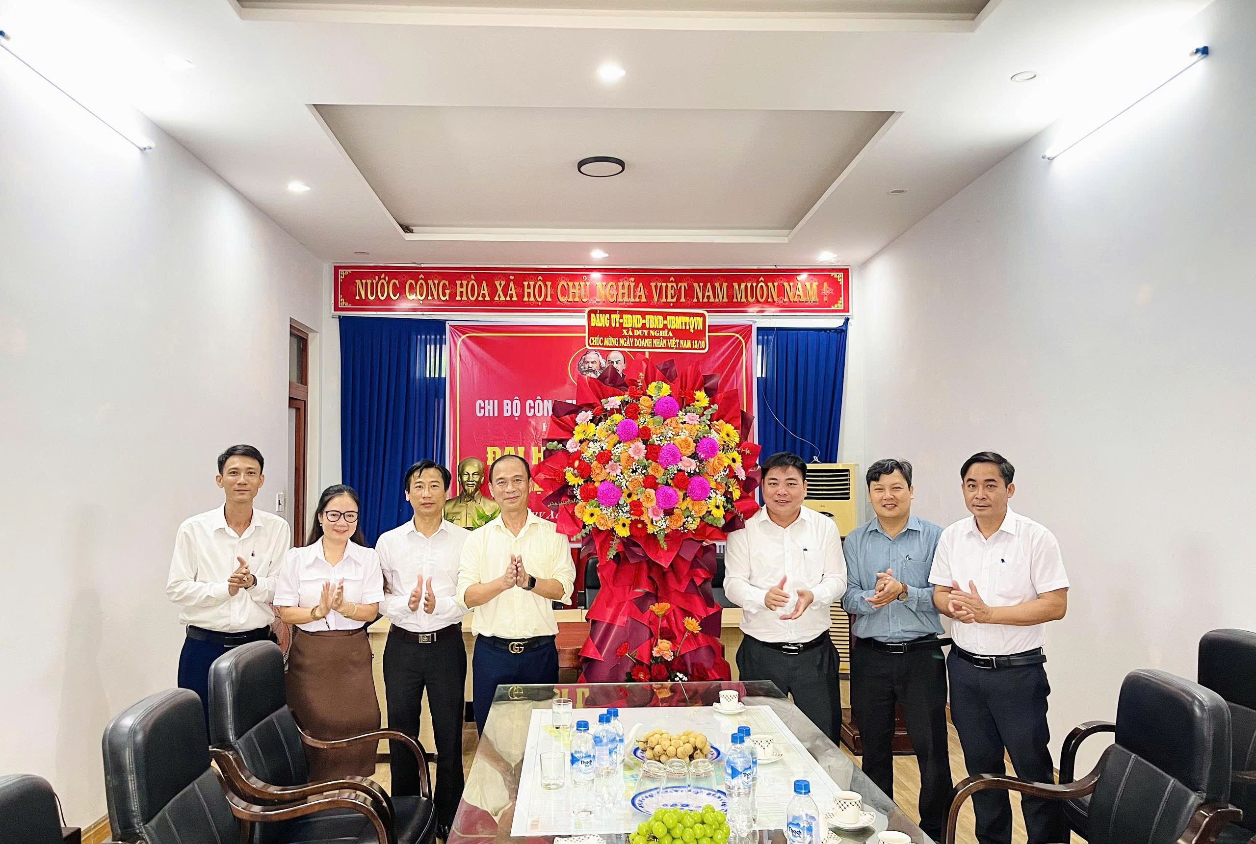 Lãnh đạo xã Duy Nghĩa thăm, chúc mừng các doanh nghiệp nhân Ngày Doanh nhân Việt Nam 13/10