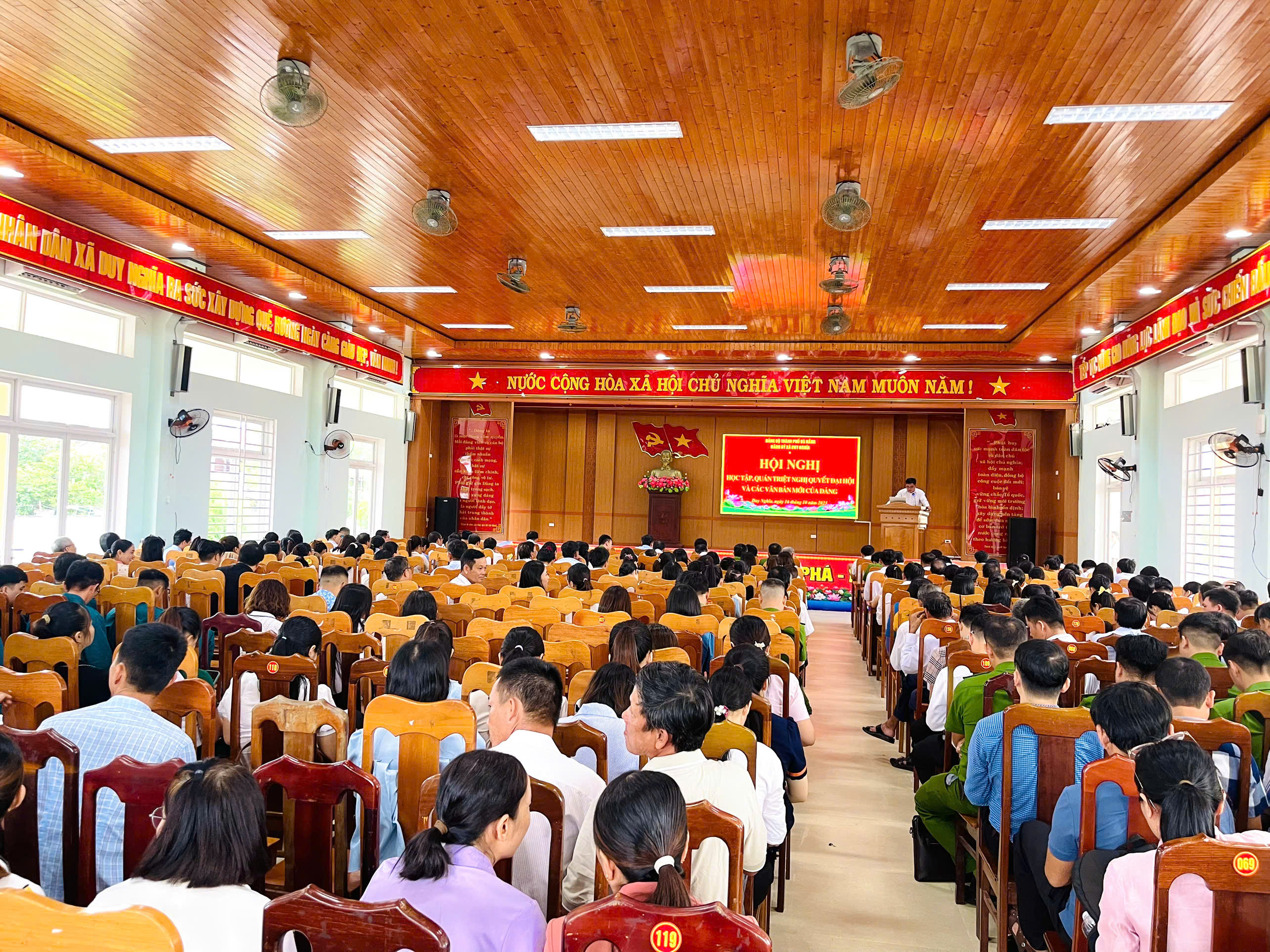 Đảng ủy xã Duy Nghĩa quán triệt Nghị quyết Đại hội và các văn bản mới của Đảng.