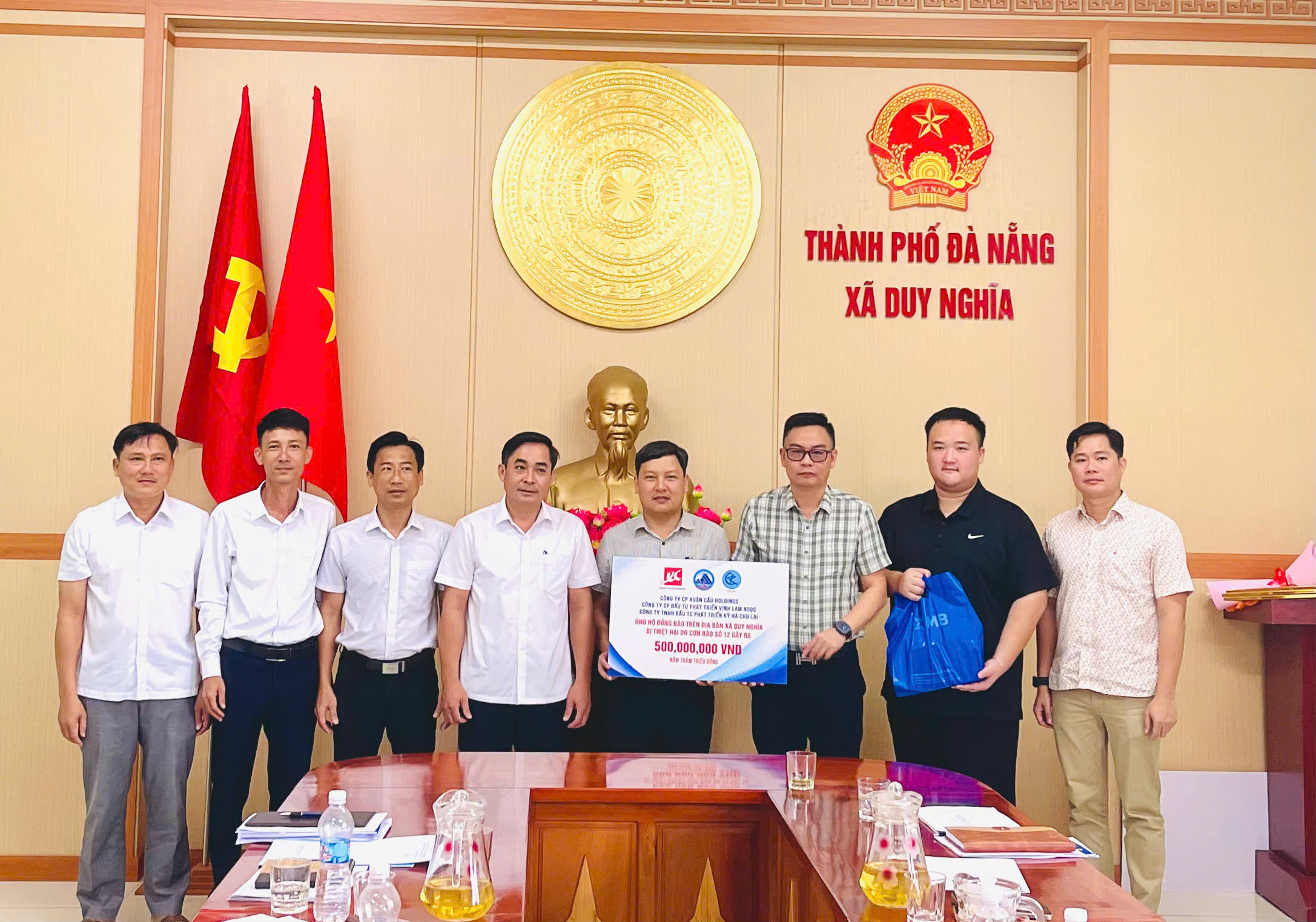 Xuân Cầu Holdings và các doanh nghiệp ủng hộ 500 triệu đồng giúp nhân dân xã Duy Nghĩa khắc phục hậu quả bão số 12