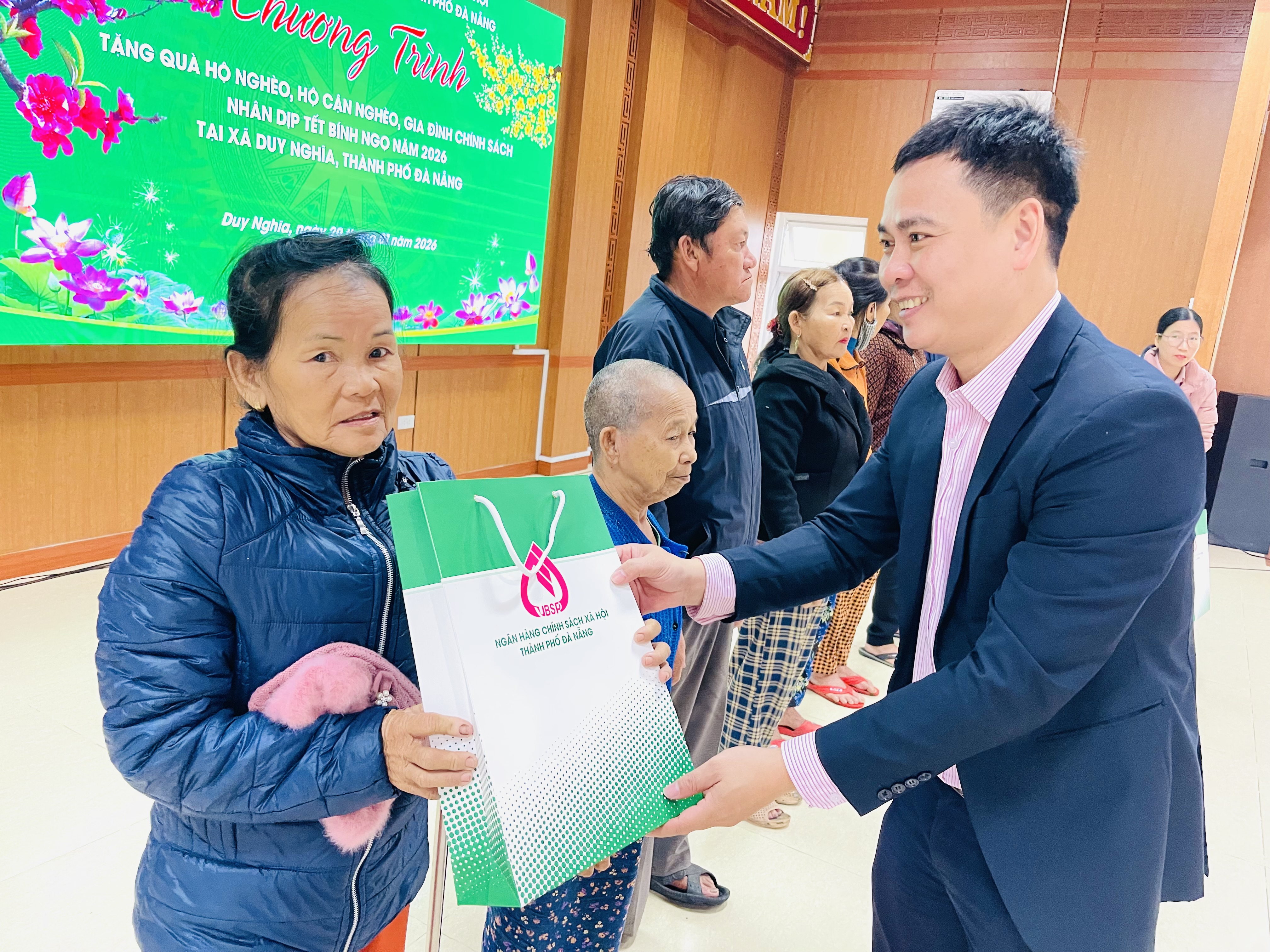 Công đoàn Ngân hàng CSXH trao tặng 13 suất quà Tết cho người dân xã Duy Nghĩa