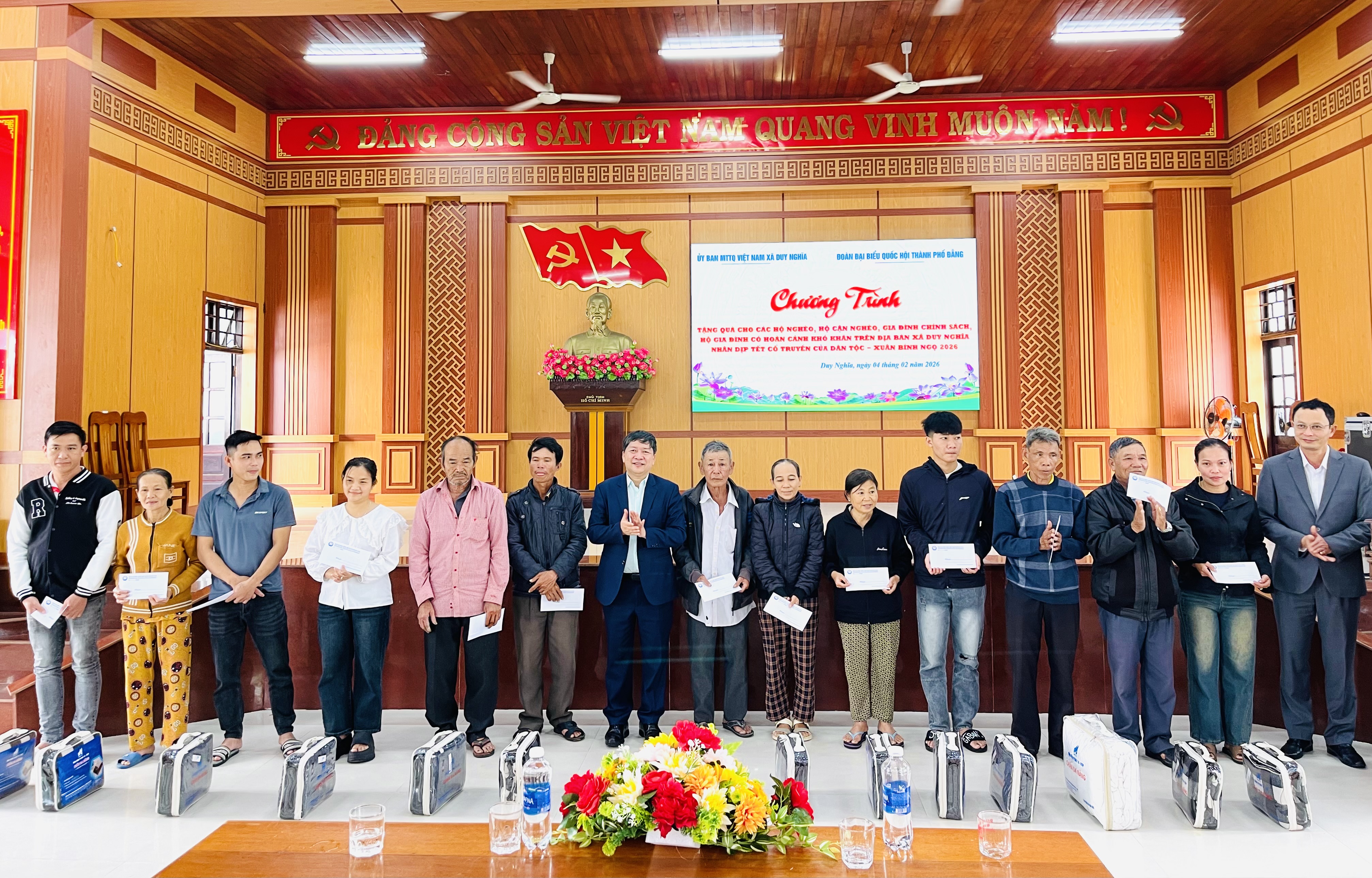 Đại biểu Quốc hội Tạ Văn Hạ tặng quà Tết cho người xã Duy Nghĩa