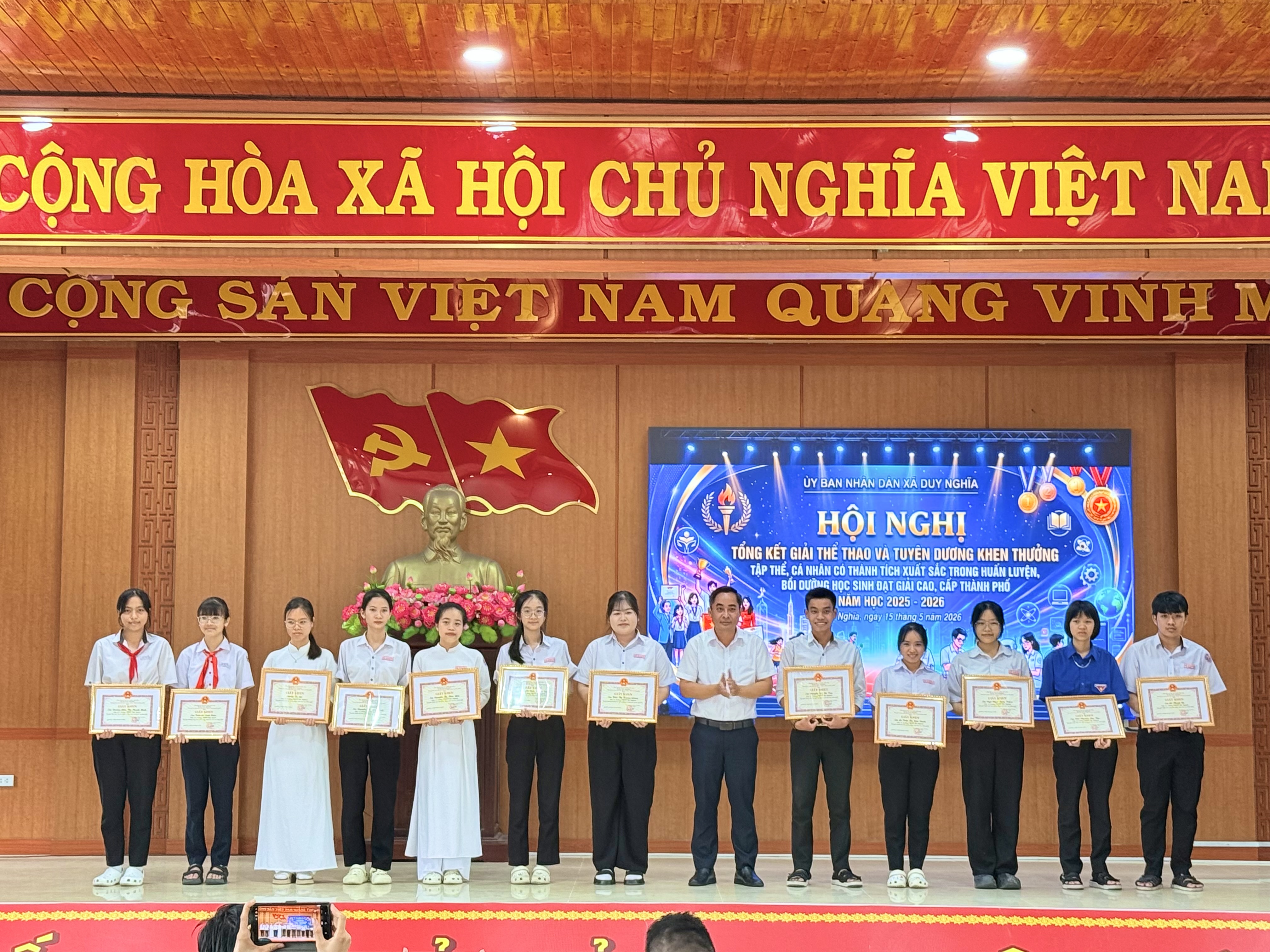 Duy Nghĩa tuyên dương khen thưởng 82 giáo viên, học sinh có thành thành tích xuất sắc trong các kỳ thi cấp thành phố năm học 2025 – 2026