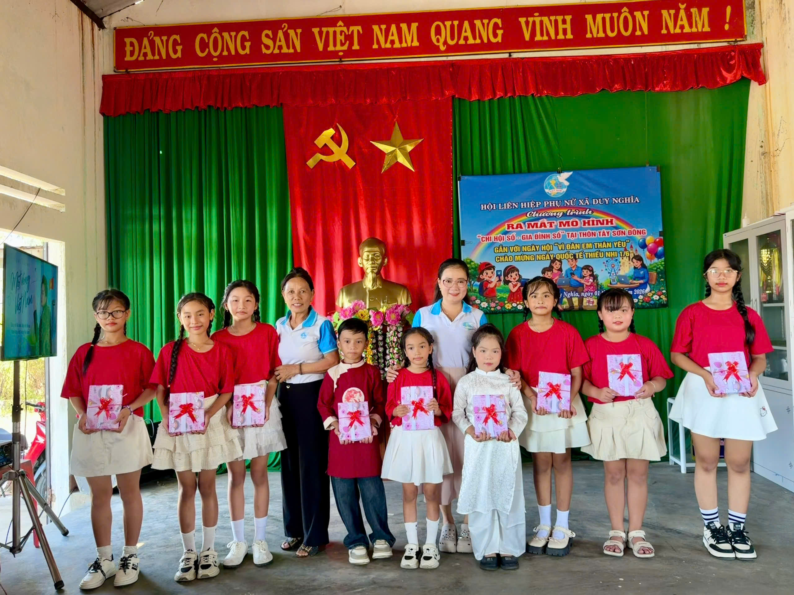 HỘI LHPN XÃ DUY NGHĨA RA MẮT, NHÂN RỘNG MÔ HÌNH “CHI HỘI SỐ – GIA ĐÌNH SỐ” GẮN VỚI NGÀY HỘI THIẾU NHI “VÌ ĐÀN EM THÂN YÊU”