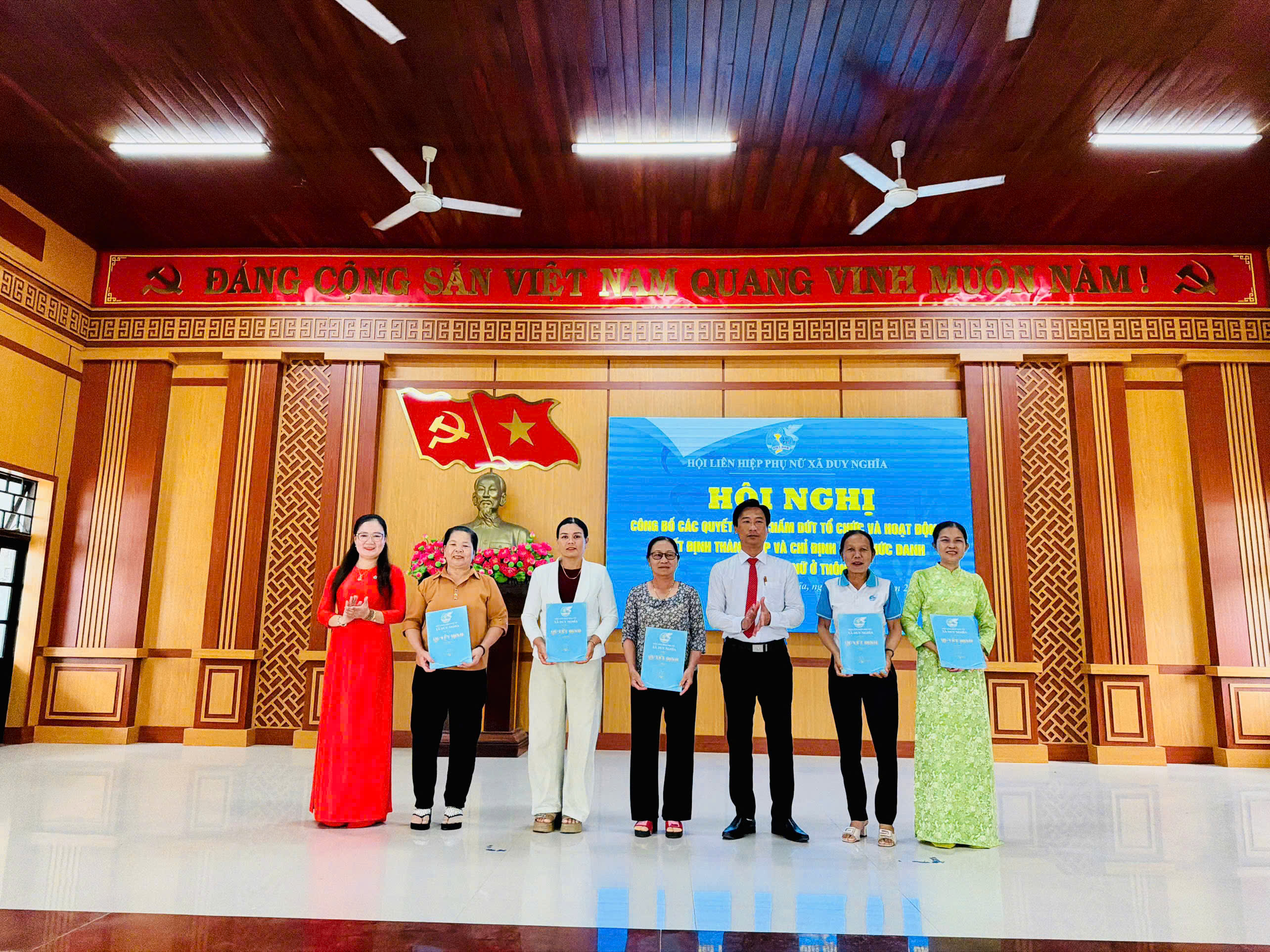 CÁC TỔ CHỨC CHÍNH TRỊ - XÃ HỘI XÃ DUY NGHĨA CÔNG BỐ QUYẾT ĐỊNH KẾT THÚC VÀ THÀNH LẬP CÁC CHI HỘI, CHI ĐOÀN SAU SẮP XẾP THÔN