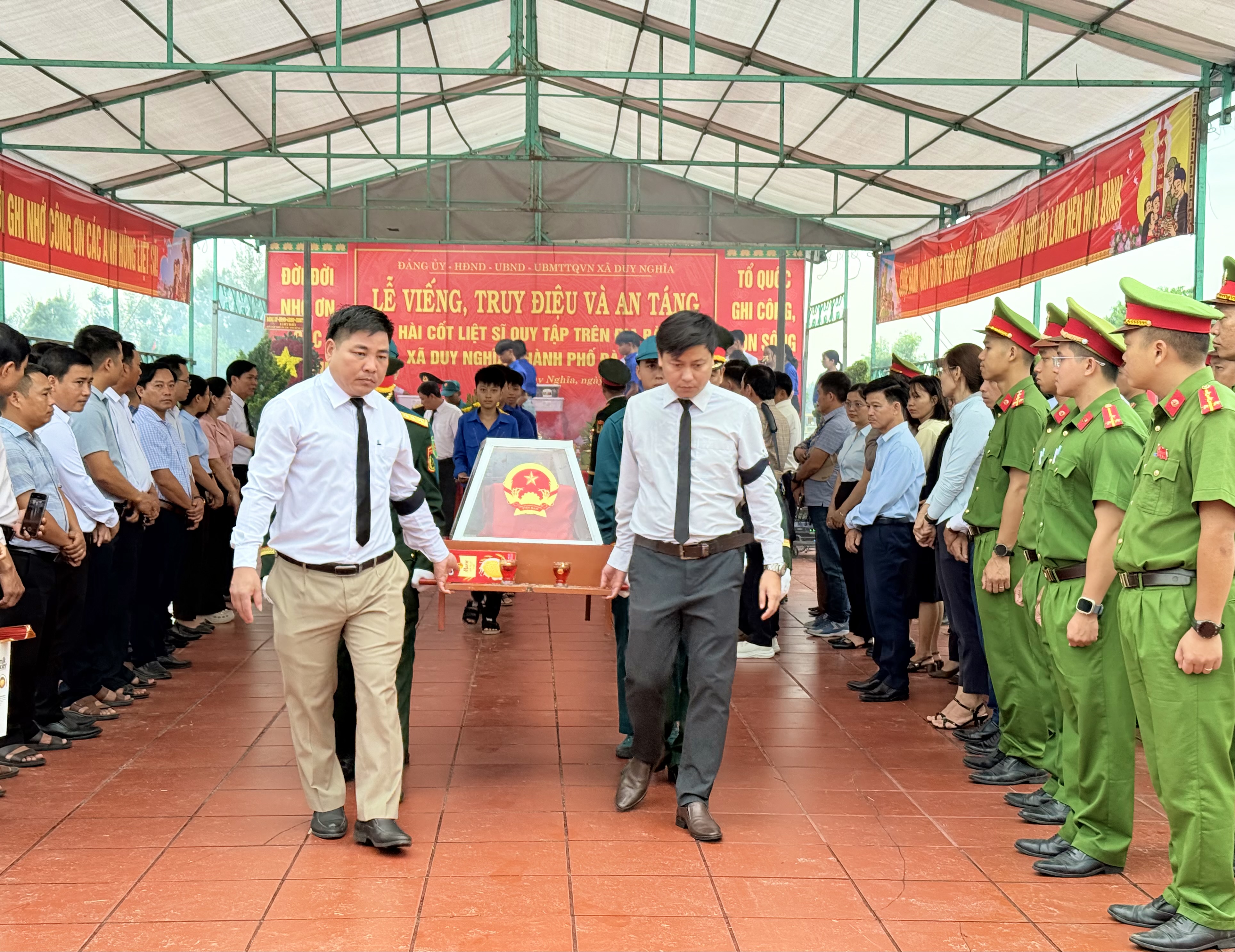 Duy Nghĩa tổ chức Lễ viếng, truy điệu và an táng hài cốt Liệt sĩ.
