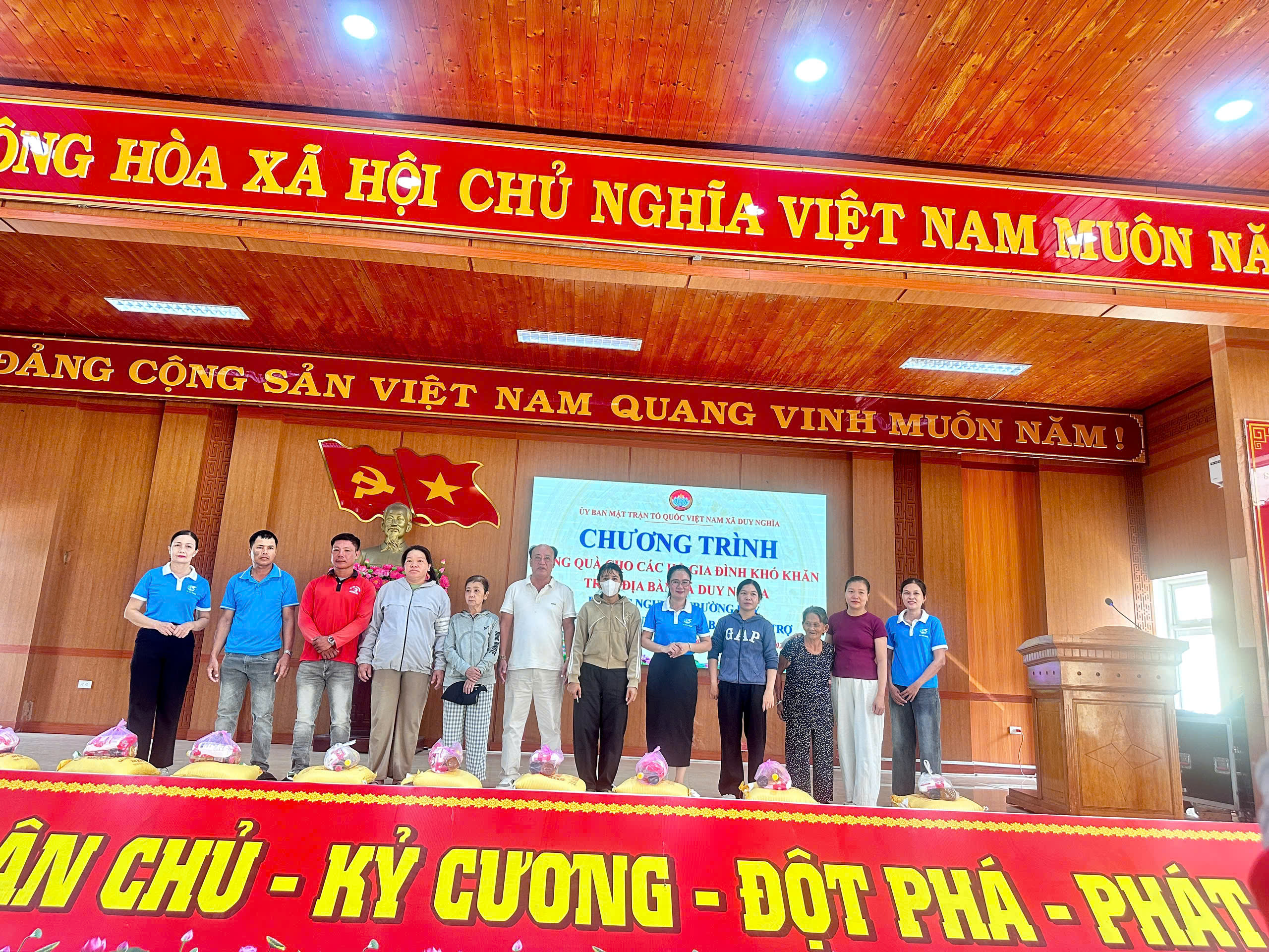 Duy Nghĩa: Trao 60 suất quà "Nghĩa tình Duy Nghĩa – Ấm tình miền quê" đến hội viên phụ nữ, người dân khó khăn