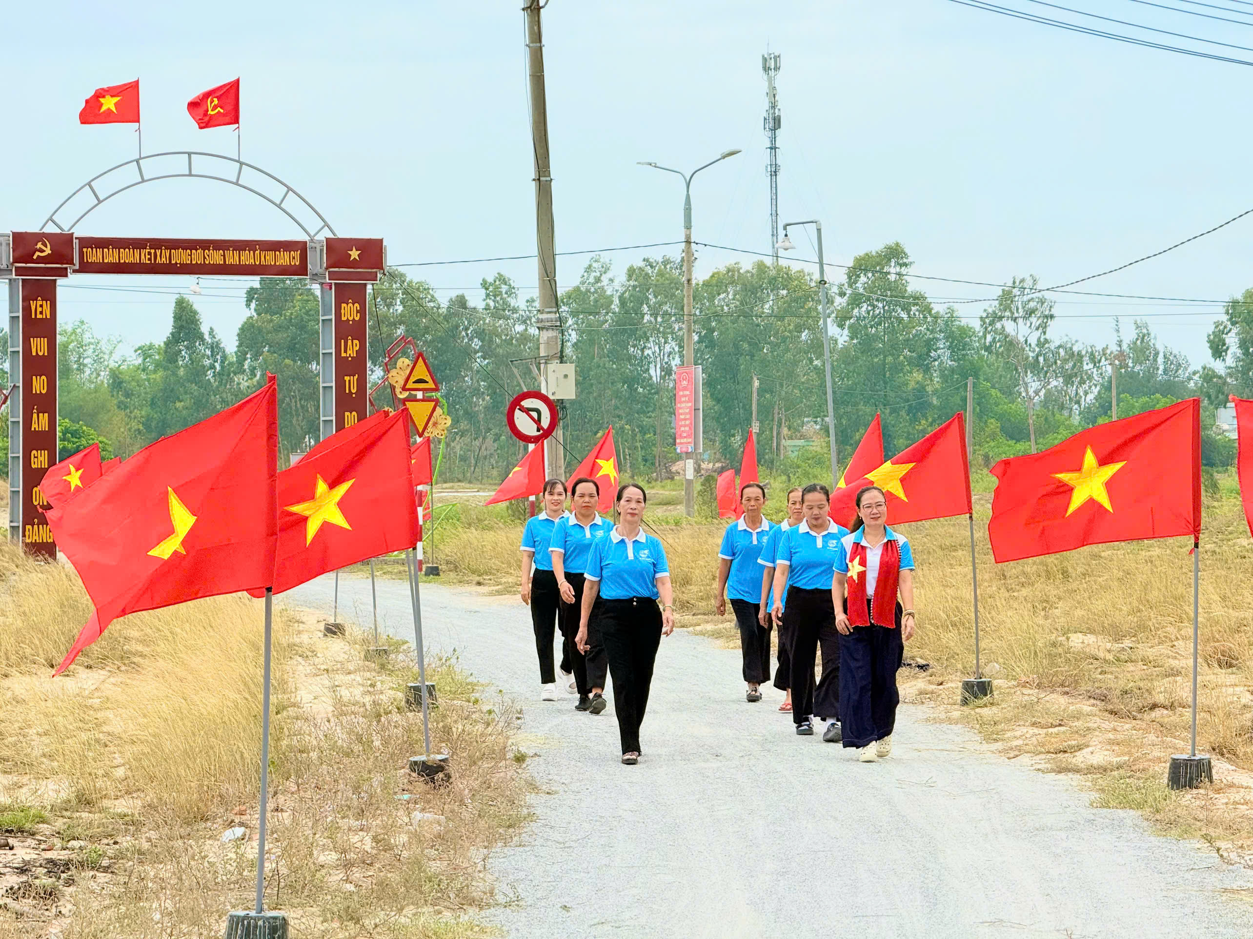 Sắc cờ rực rỡ mừng Quốc khánh 2/9: Hội LHPN xã Duy Nghĩa trao 5 công trình tại các chi hội
