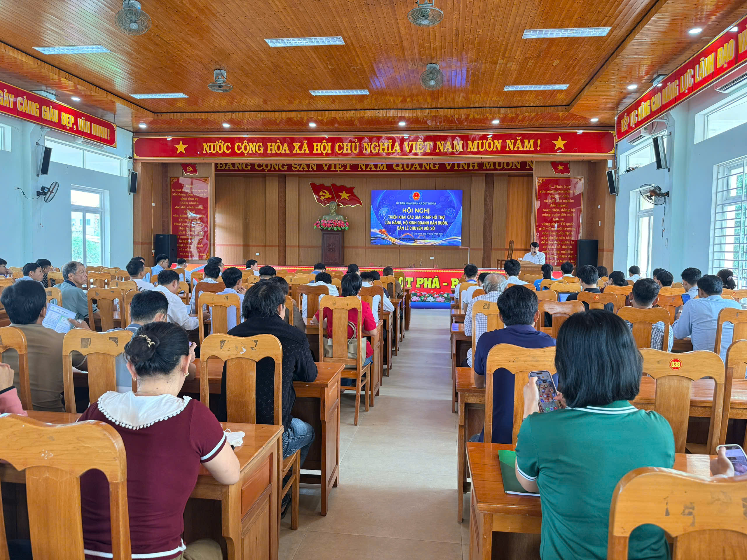 UBND xã Duy Nghĩa tổ chức hội nghị triển khai các giải pháp hỗ trợ các cửa hàng, hộ kinh doanh tham gia chuyển đổi số năm 2026