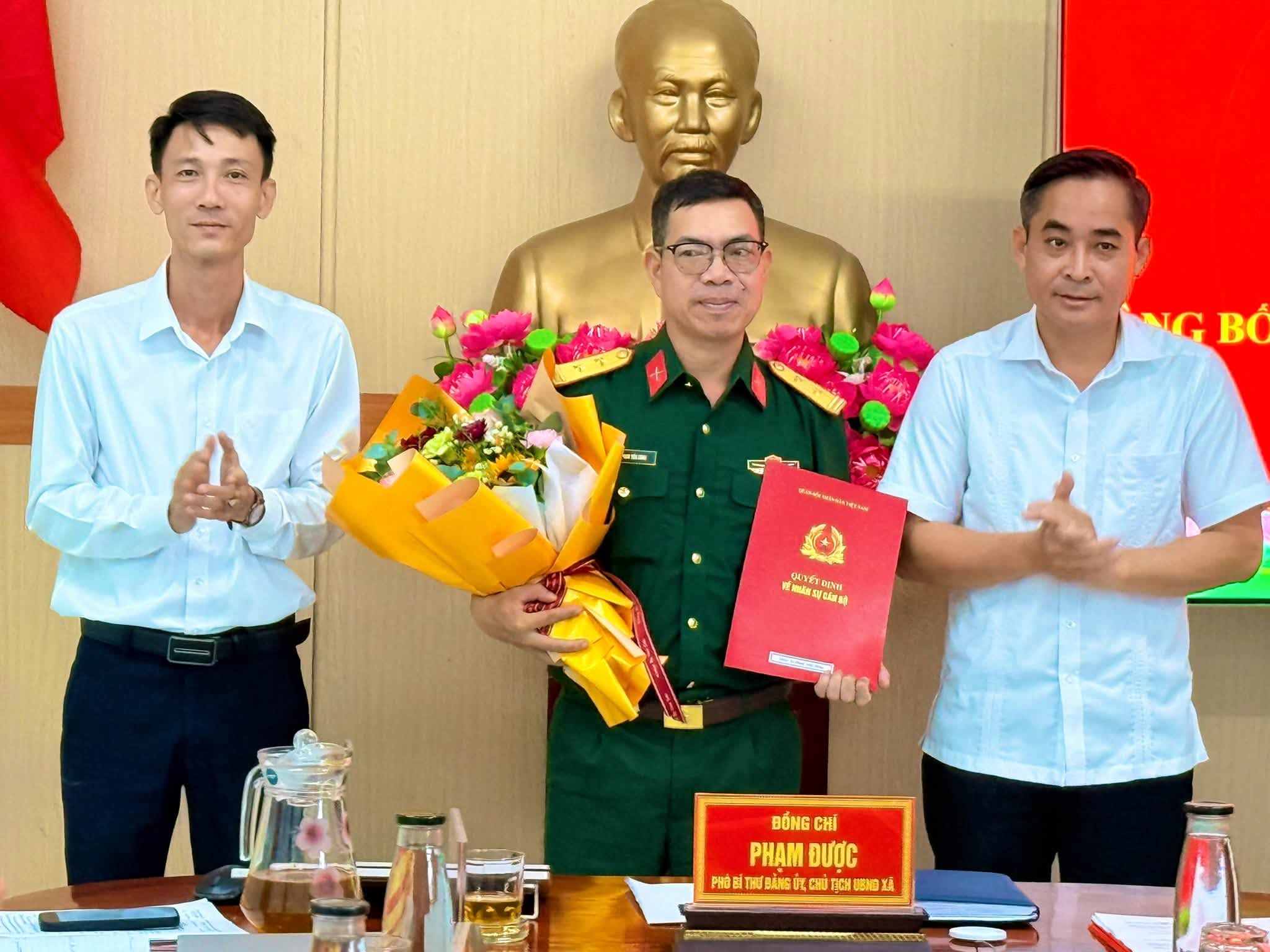 UBND xã Duy Nghĩa công bố quyết định điều động, bổ nhiệm cán bộ.
